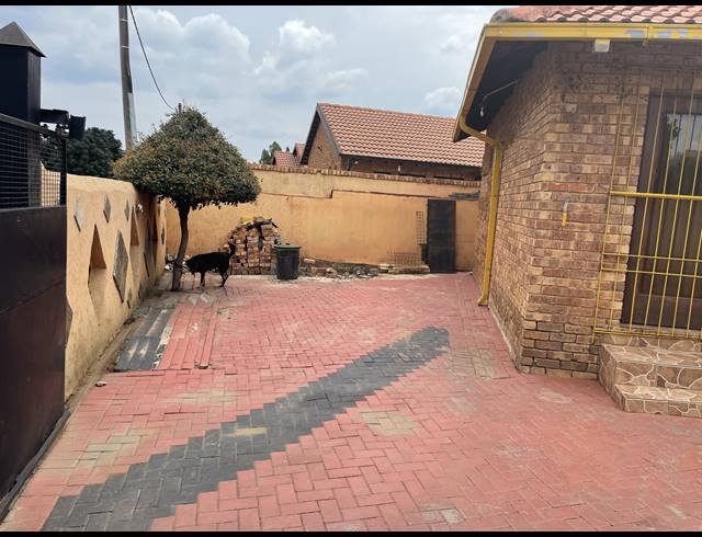 3 BEDROOM FREEHOLD FOR SALE IN SOSHANGUVE XX